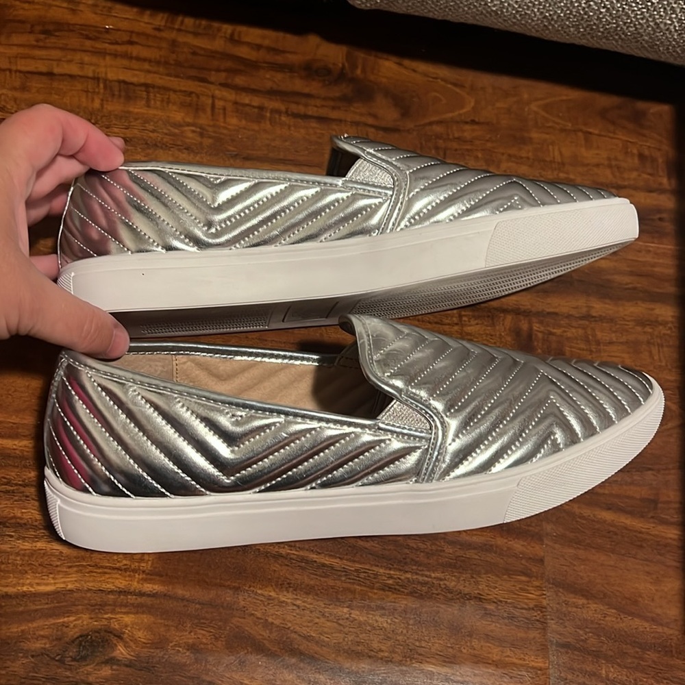 NIB Donald Pliner Pammy Women's Metallic Silver Quilted Slip-on Sneaker 38.5 - Picture 10 of 12
